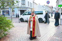  WPROWADZENIE RELIWKII ŚW. JANA PAWŁA II DO BAZYLIKI CHOJNICKIEJ 