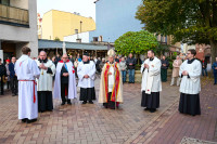  WPROWADZENIE RELIWKII ŚW. JANA PAWŁA II DO BAZYLIKI CHOJNICKIEJ 