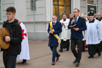  WPROWADZENIE RELIWKII ŚW. JANA PAWŁA II DO BAZYLIKI CHOJNICKIEJ 
