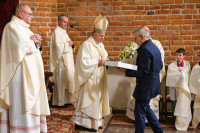  WPROWADZENIE RELIWKII ŚW. JANA PAWŁA II DO BAZYLIKI CHOJNICKIEJ 