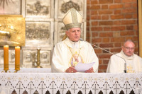  WPROWADZENIE RELIWKII ŚW. JANA PAWŁA II DO BAZYLIKI CHOJNICKIEJ 